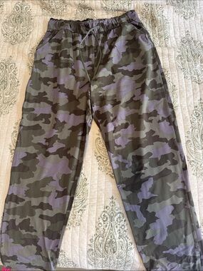 Lululemon camo stretch pants size 10